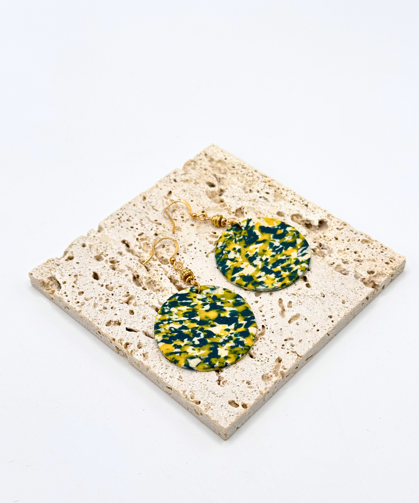 Vergoldete Ohrringe mit modern-traditionellem Design