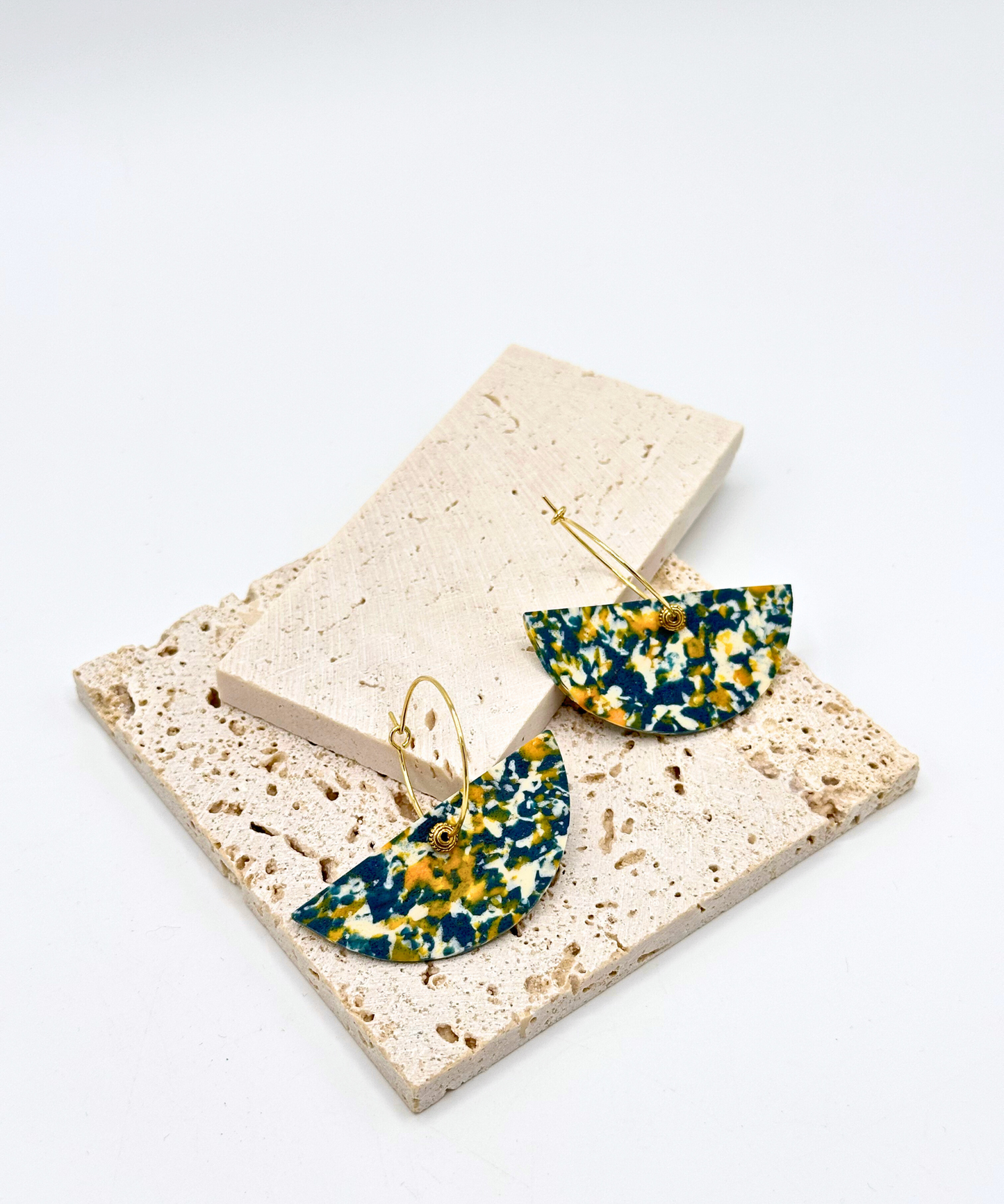 Vergoldete Ohrringe mit modern-traditionellem Design